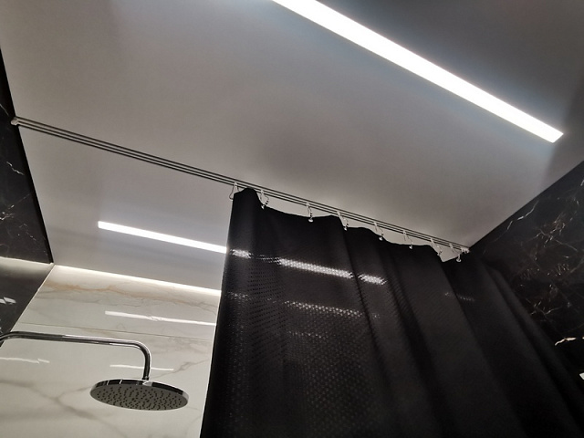 Натяжные потолки в ванной комнате: комфорт и стиль
